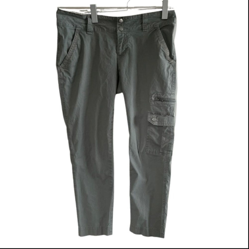 Columbia Omni Shade Capri pant- size 8 - olive green color -side pockets